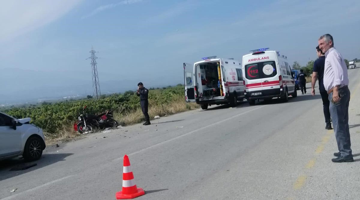 MANİSA'DA MOTOSİKLET İLE OTOMOBİL ÇARPIŞTI