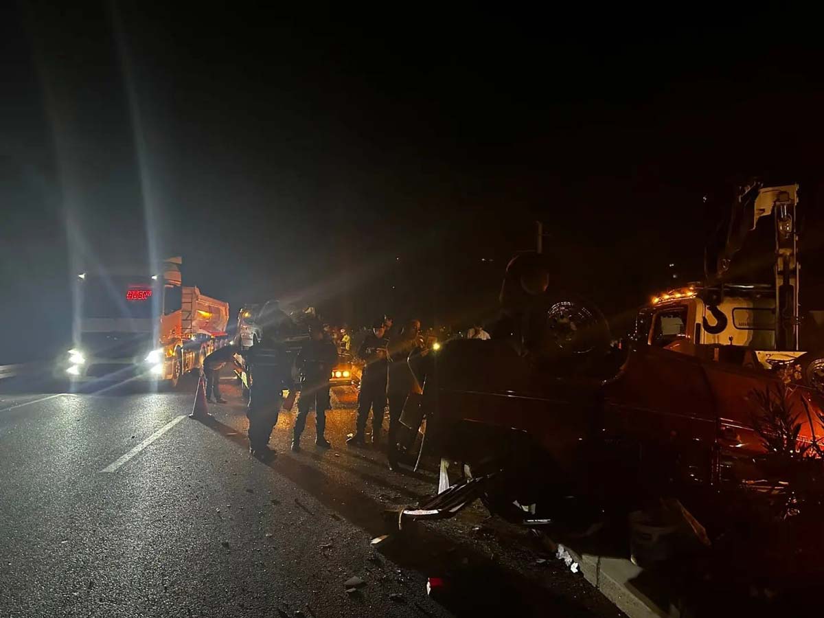 Milas-Bodrum karayolunda meydana gelen kazada 2 kişi yaralandı. Kazada metal yığınına dönen araçtan sağ olarak çıkarılan 2 kişi hastaneye kaldırılırken, güvenlik güçleri kazaya sebep olan ve olaydan sonra kaçtığı belirtilen 07 plakalı araç ve sürücüsünü yakalamak için çalışma başlattı.