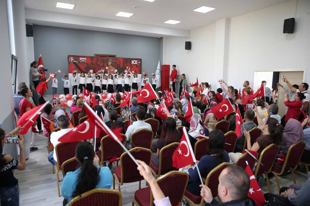 MİNİKLER BÜYÜK BAYRAMI GÖSTERİLERİYLE KUTLADI