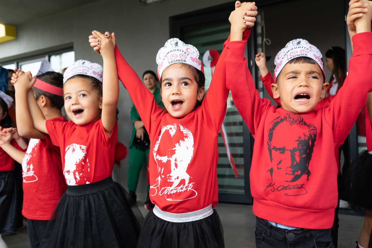 MİNİKLER BÜYÜK BAYRAMI GÖSTERİLERİYLE KUTLADI