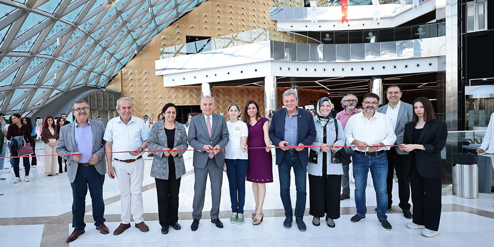 MODADA “KAKTÜS ÇİÇEĞİ” ESİNTİSİ