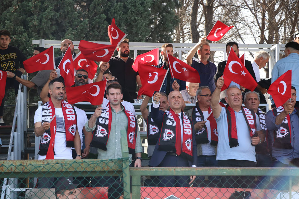 SARAYKÖYSPOR ŞÖLENE DÖNÜŞEN MAÇTA 2-1 KAZANDI