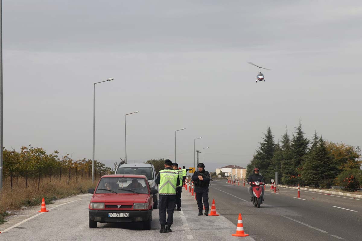 UŞAK'TA CAYROKOPTER İLE HAVADAN TRAFİK DENETİMİ