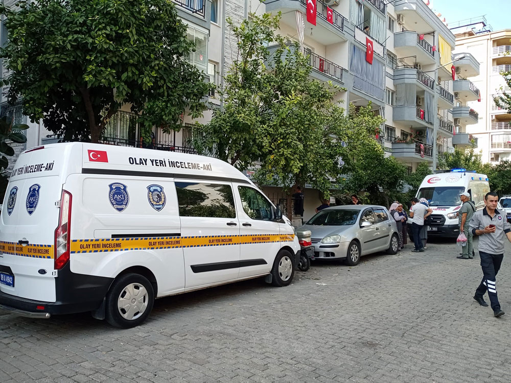 YAŞLI ADAM BALKONDA ASILI HALDE BULUNDU