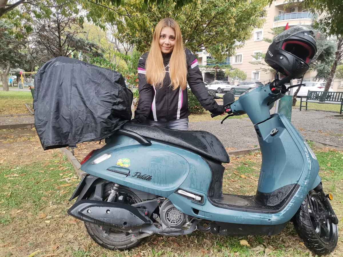 başıboş sokak köpeğine çarpan motosikletli genç kadın, ölümden döndü