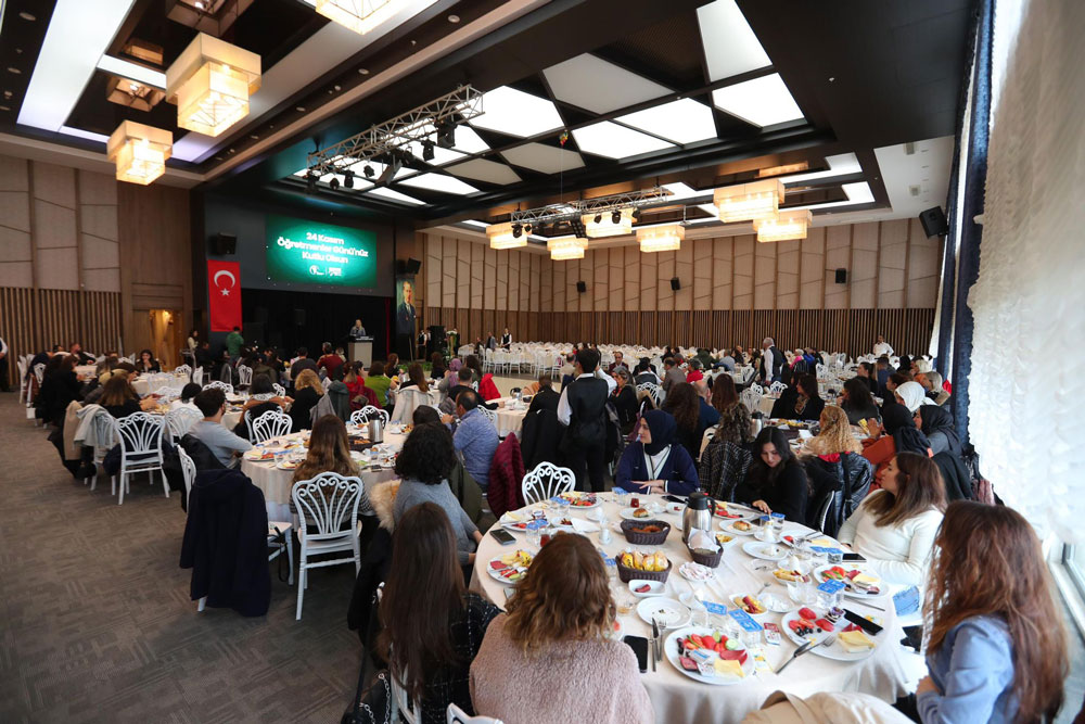 BELEDİYEDE ÇALIŞAN ÖĞRETMENLERLE BULUŞTU