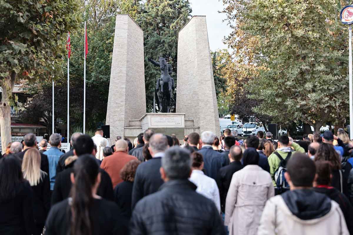 BÜYÜKŞEHİR PERSONELİ ATASINI ANDI