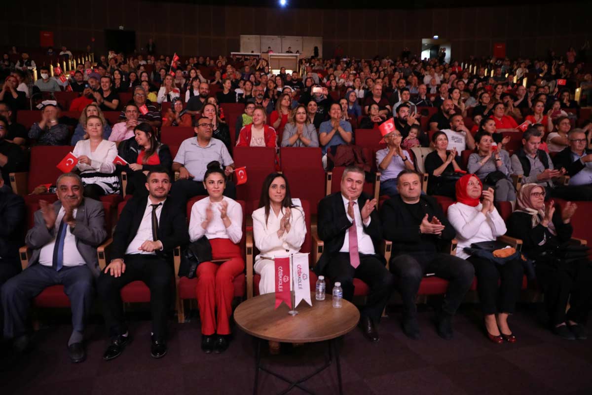 DENİZLİ ÇÖZÜM KOLEJİ CUMHURİYETİN 100. YILINI TÖRENLE KUTLADI