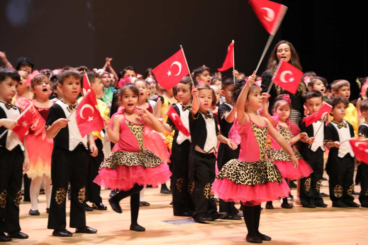 DENİZLİ ÇÖZÜM KOLEJİ CUMHURİYETİN 100. YILINI TÖRENLE KUTLADI