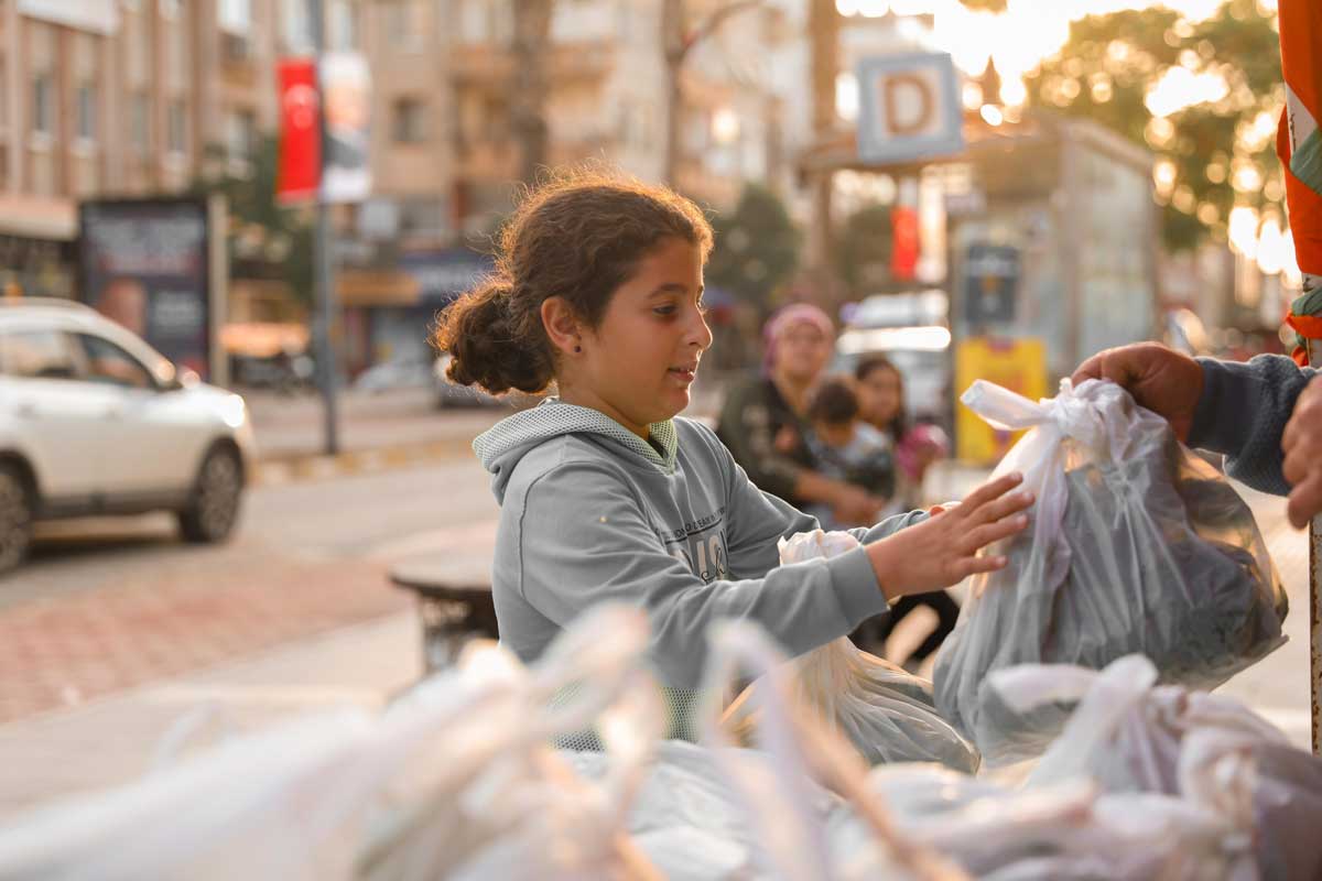 DİDİM BELEDİYESİ, YETİŞTİRDİĞİ ÜRÜNLERİ ÜCRETSİZ DAĞITIYOR