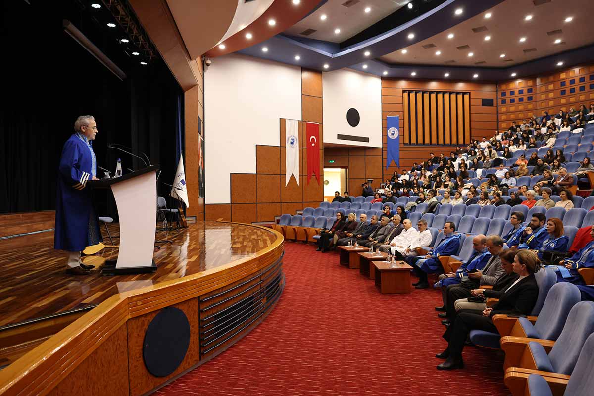 DİŞ HEKİMLİĞİ ÖĞRENCİLERİ BEYAZ ÖNLÜKLERİNİ GİYDİ
