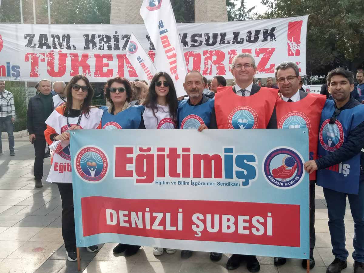 EĞİTİMCİLERDEN HALAYLI EYLEM