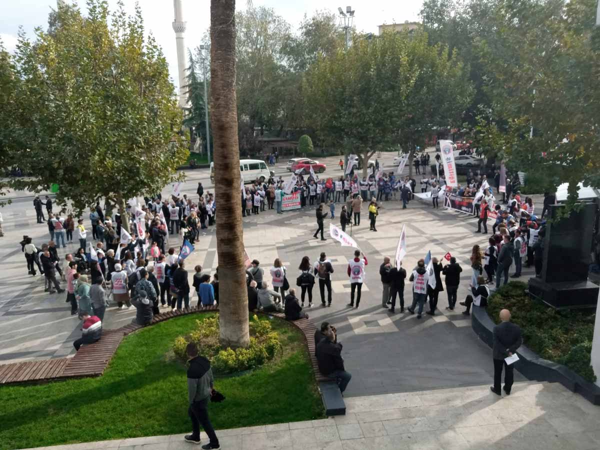 EĞİTİMCİLERDEN HALAYLI EYLEM