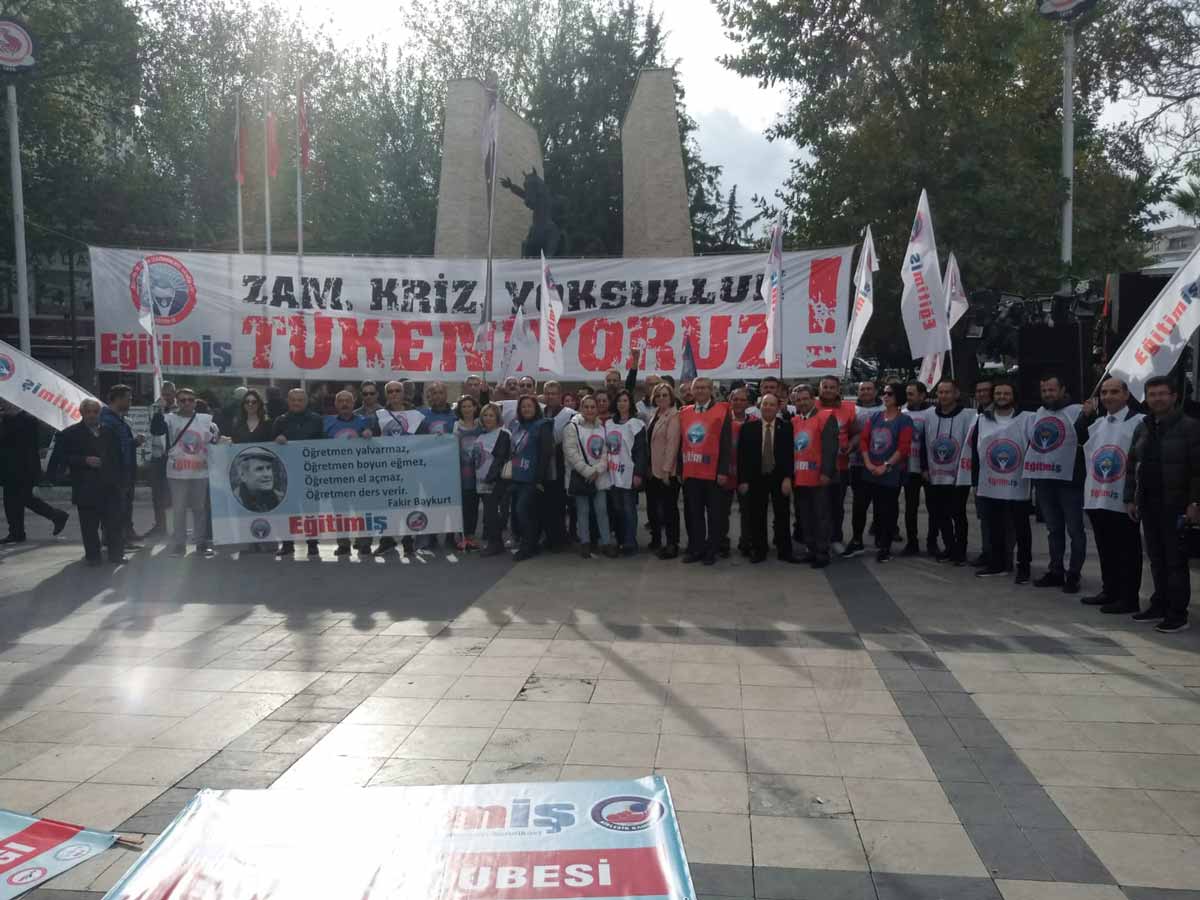 EĞİTİMCİLERDEN HALAYLI EYLEM