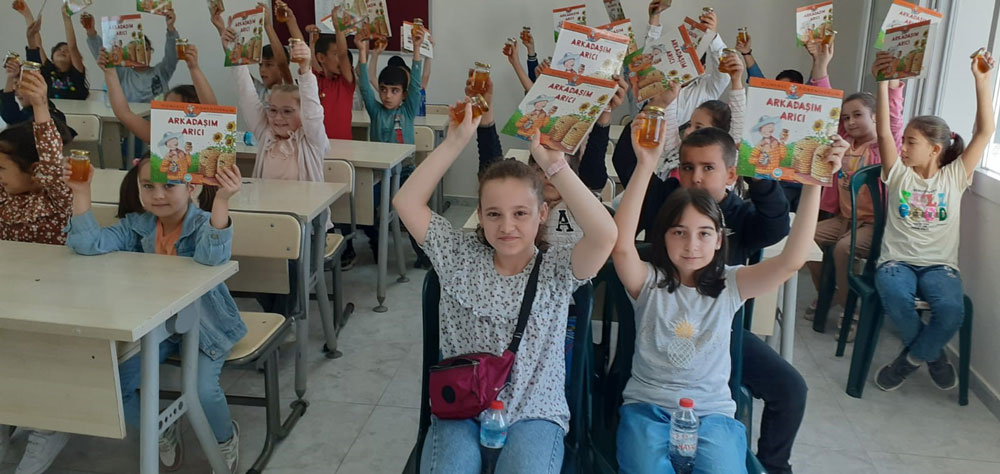 KIRKAĞAÇLI ÖĞRENCİLER ARILARIN DÜNYASINI KEŞFETTİ