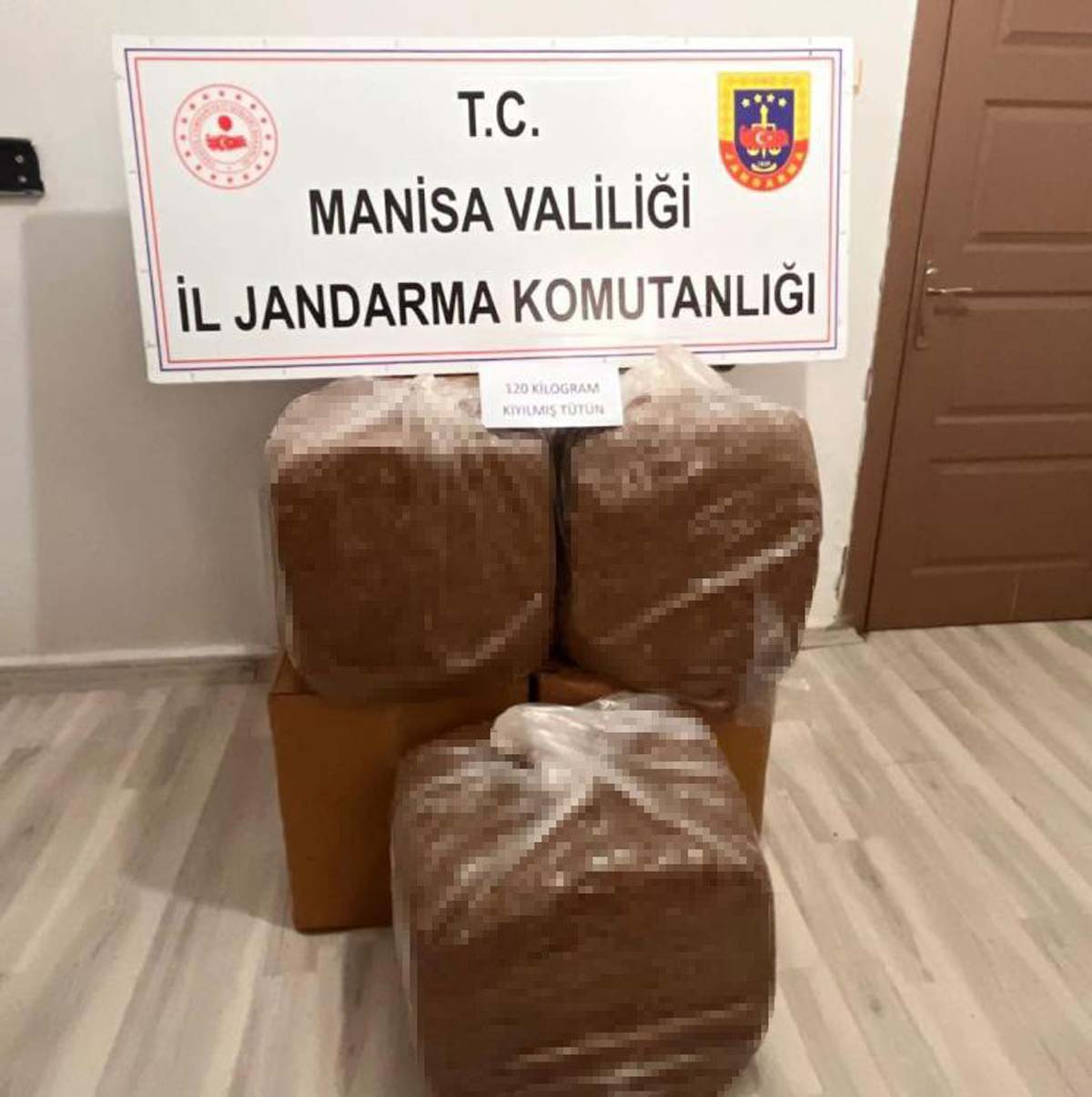 KULA’DA YOLCU OTOBÜSÜNDE KAÇAK TÜTÜN ELE GEÇİRİLDİ