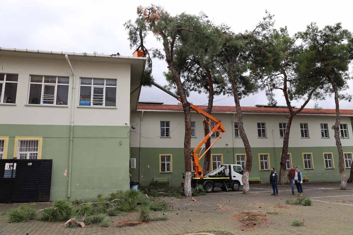 MANİSA'DA FIRTINA ETKİLİ OLUYOR