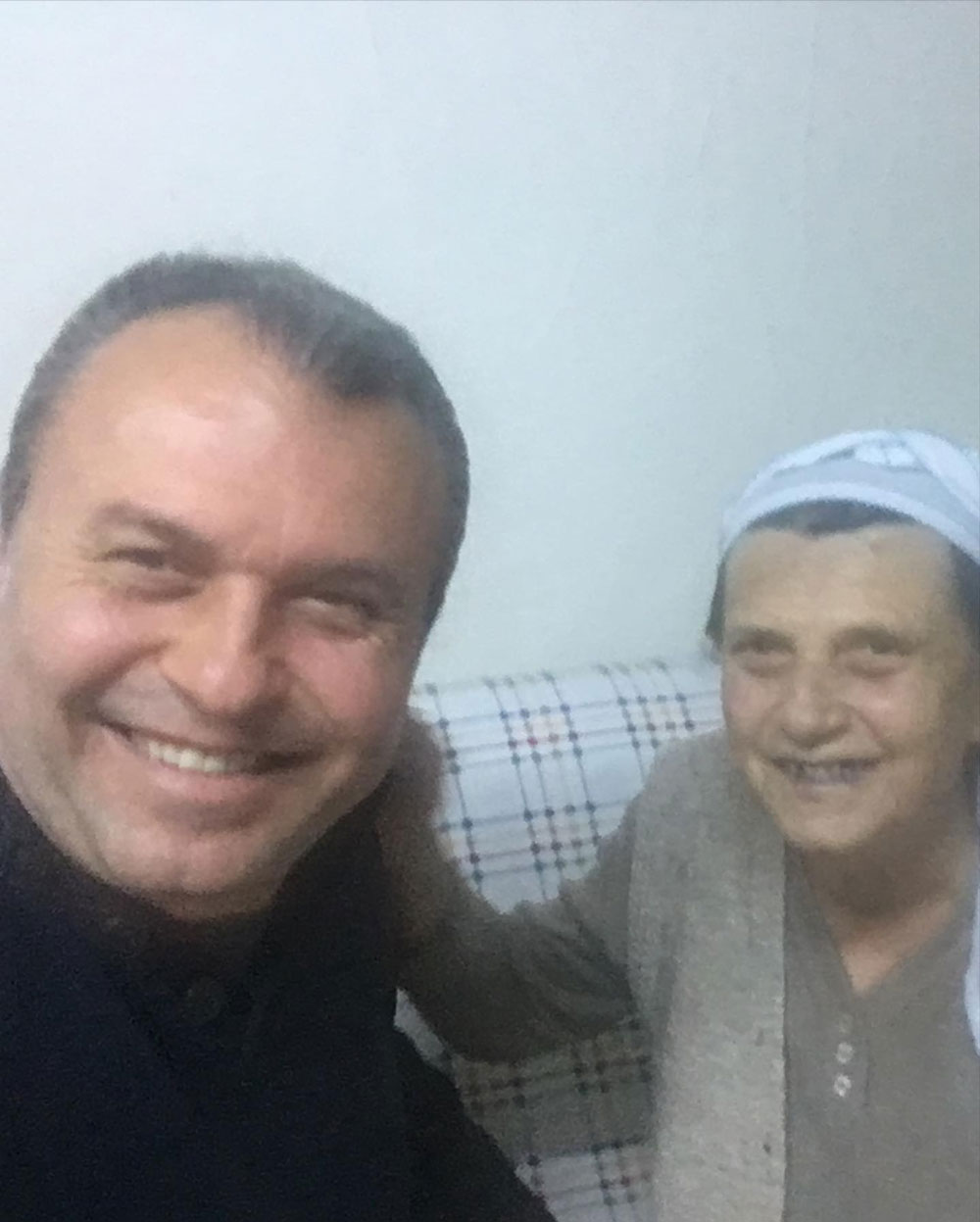 ÖDÜLLÜ SANATÇI ANNESİNİ KAYBETTİ