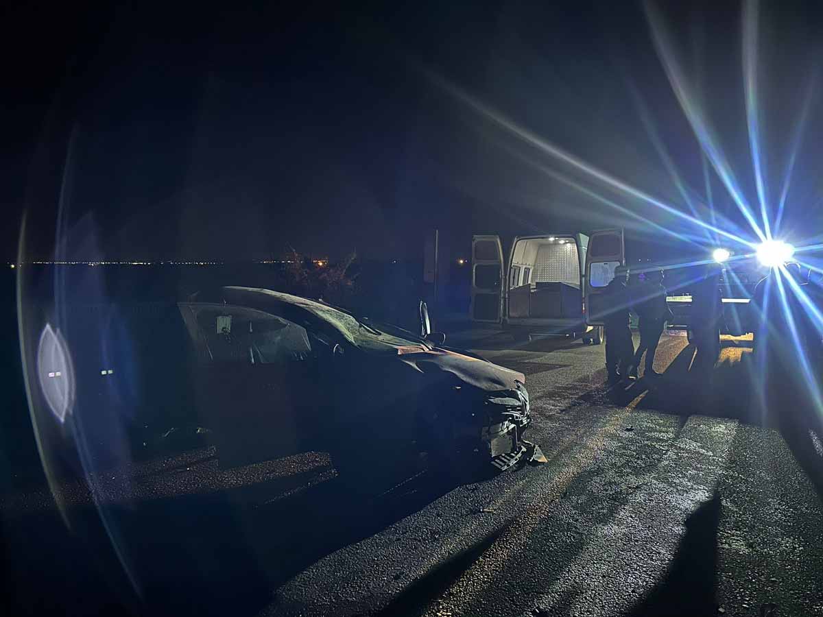 REFÜJE ÇARPAN OTOMOBİL SÜRÜCÜSÜ OLAY YERİNDE HAYATINI KAYBETTİ