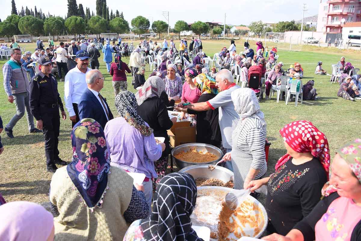 SALİHLİ’DE ELLER YAĞMUR İÇİN SEMAYA AÇILDI  
