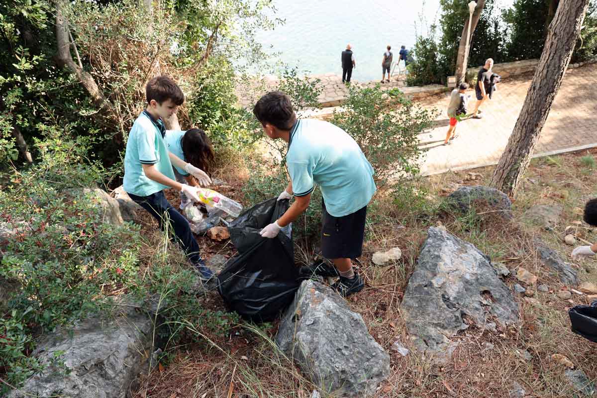 TATİLCİLER KİRLETTİ, ÖĞRENCİLER TEMİZLEDİ  