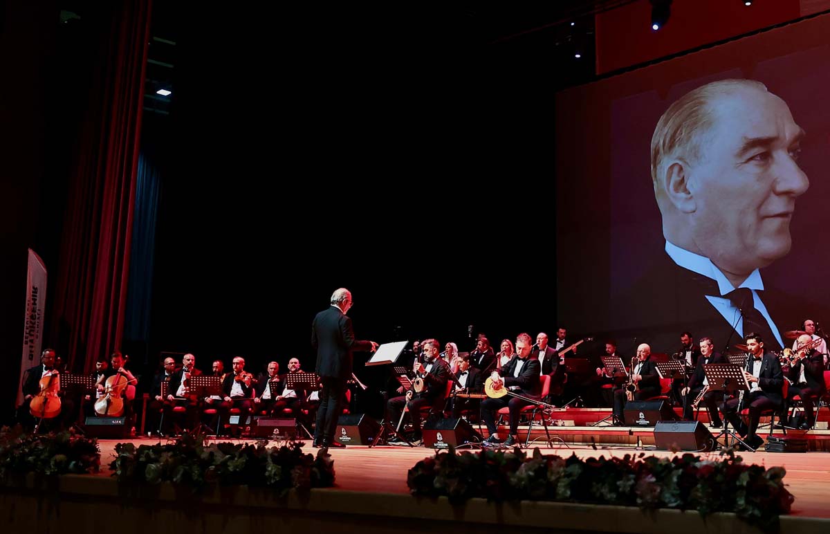 TÜRKİYE ORKESTRASI ATA’NIN SEVDİĞİ ŞARKILARI ÇALDI