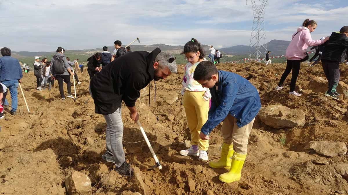 UŞAK’TA 'GELECEĞE NEFES CUMHURİYETE NEFES' İÇİN FİDANLAR TOPRAKLA BULUŞTU