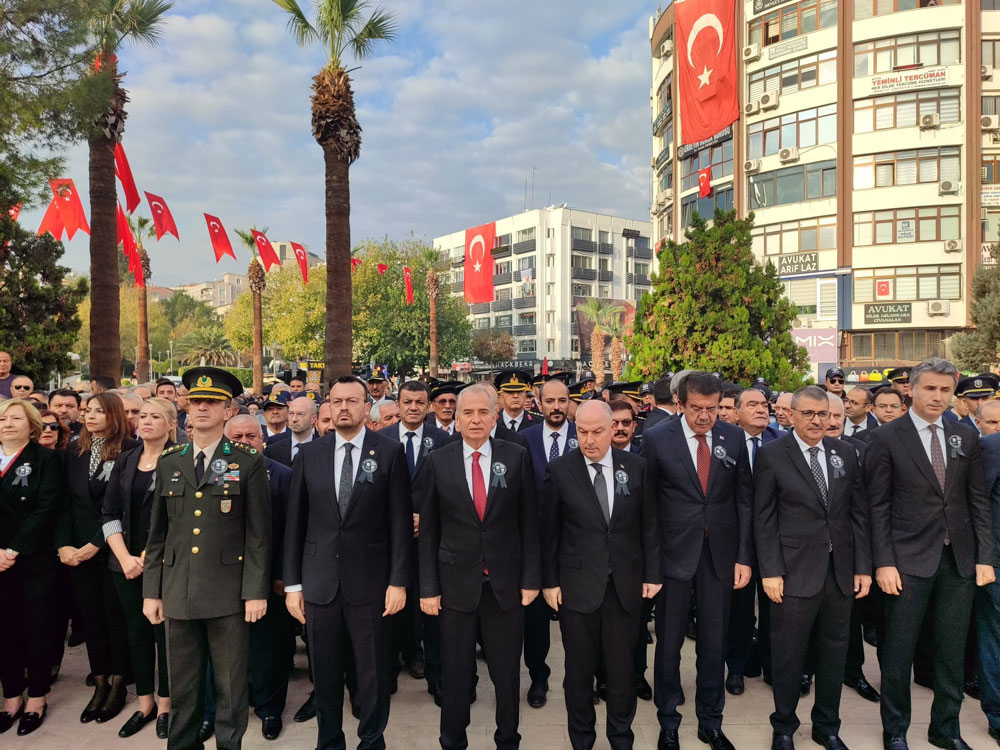 VALİLİK ÖNÜNDE TÖREN DÜZENLENDİ