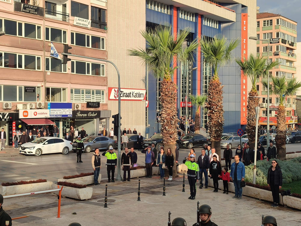 VALİLİK ÖNÜNDE TÖREN DÜZENLENDİ