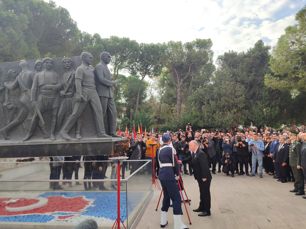 VALİLİK ÖNÜNDE TÖREN DÜZENLENDİ