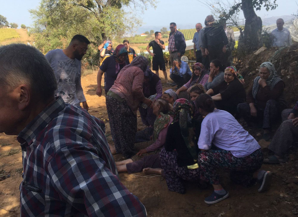 YAŞLI ÇİFTÇİ DEVRİLEN TRAKTÖRÜNÜN ALTINDA KALARAK HAYATINI KAYBETTİ