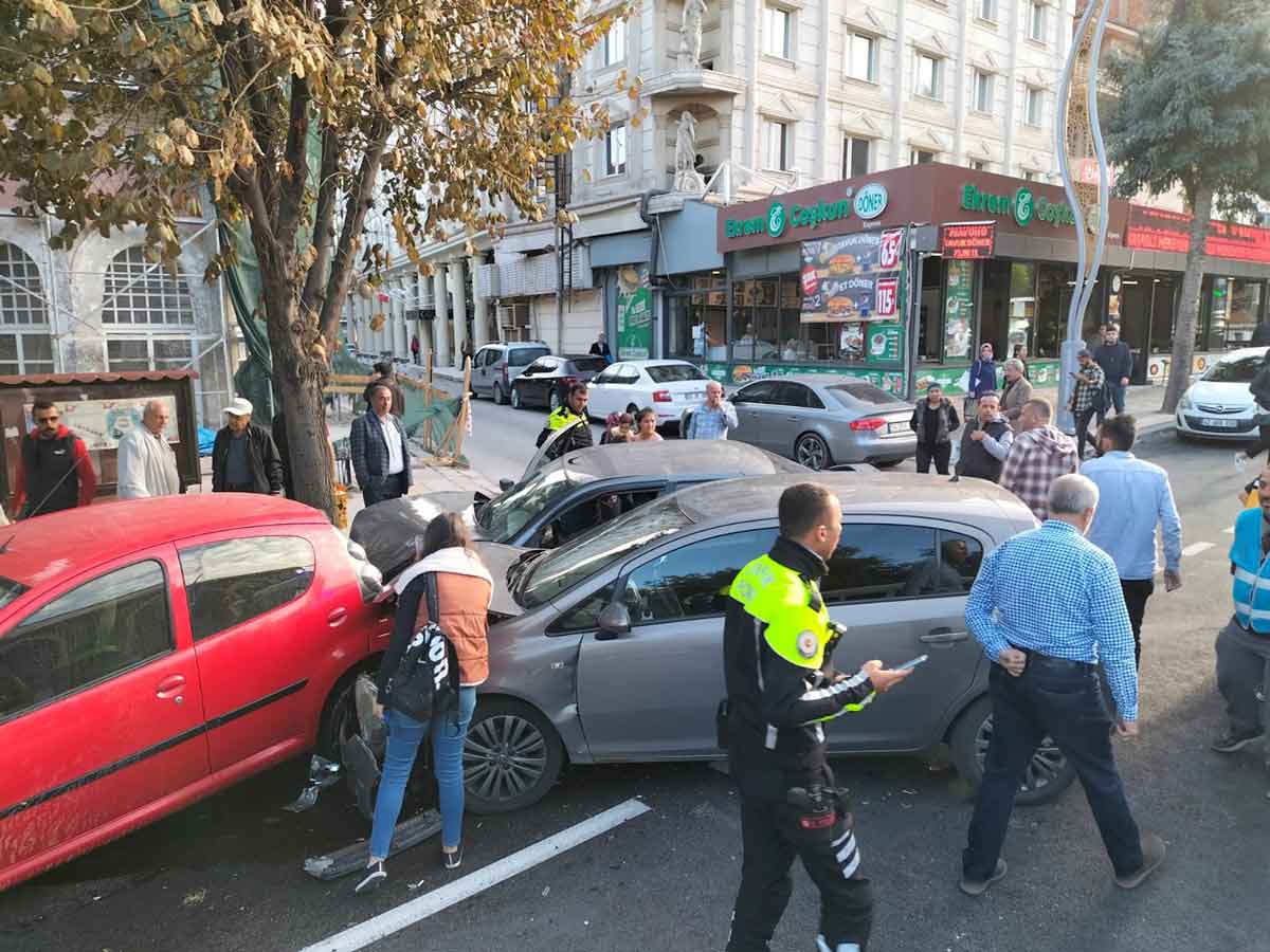 ZİNCİRLEME KAZADA BİRİ BEBEK 3 KİŞİ YARALANDI  