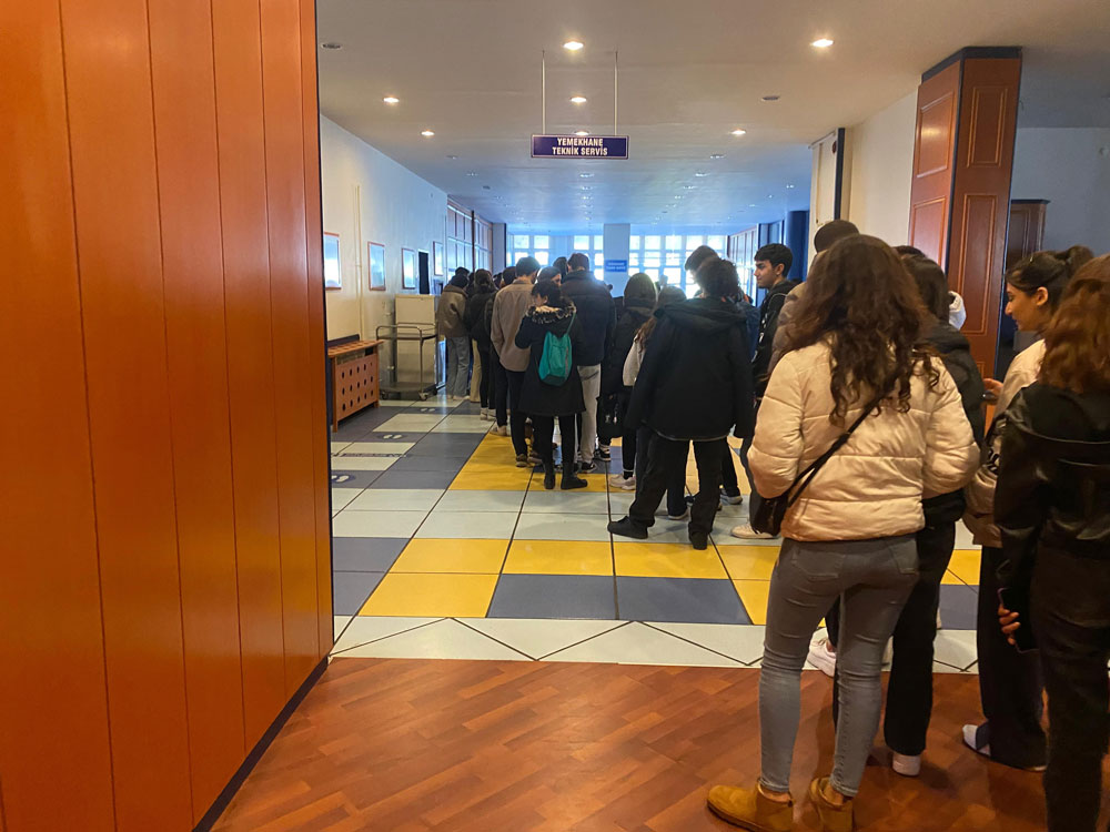 ADÜ'DE ÖĞRENCİLERİN KARINLARINI DOYURMASI ÇİLEYE DÖNÜŞTÜ