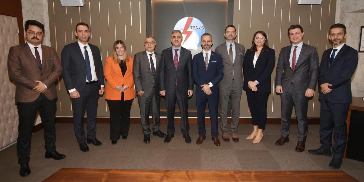 ADM ve GDZ Elektrik ile TEDAŞ Genel Müdürlüğü arasında, elektrik dağıtım sektörüne verilen tüm eğitimlerin zamandan ve mekândan bağımsız olarak verilmesini sağlayan TEDAŞ Dijital Atölye Sisteminin kullanımına yönelik iş birliği sözleşmesi imzalandı.