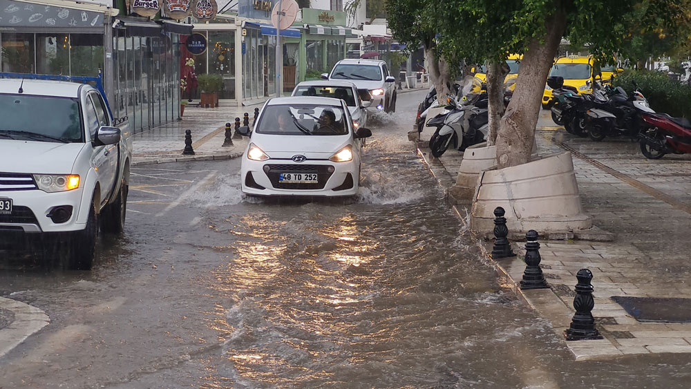 BODRUM'DA DERE TAŞTI, 4 KİŞİ MAHSUR KALDI