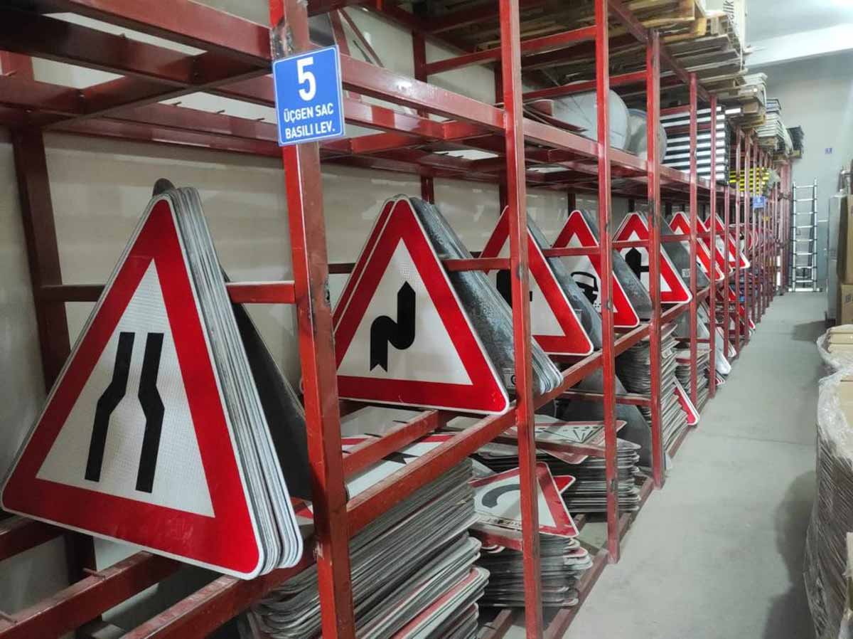 BÜYÜKŞEHİR KENDİ ÜRETTİĞİ TRAFİK LEVHALARINDAN 24 MİLYON TL TASARRUF SAĞLADI