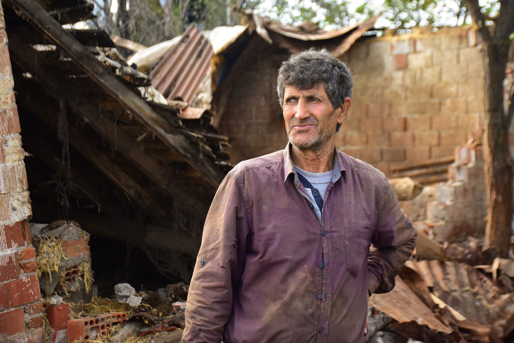 ÇÖKEN ÇATININ ALTINDAN HAYVANLARINI BELEDİYE EKİPLERİ İLE ÇIKARDI