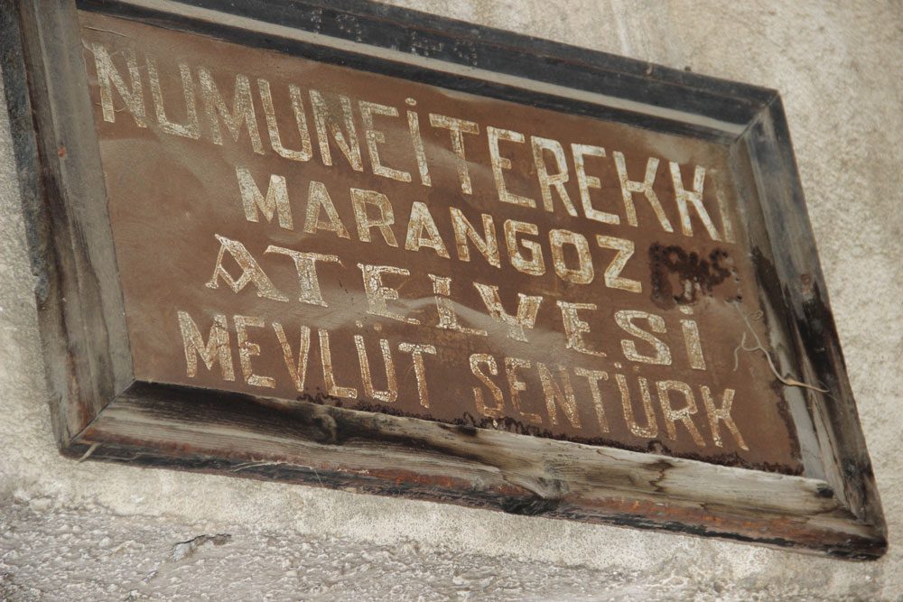 İŞ YERİ TABELASI GİBİ, KENDİ DE YILLARA MEYDAN OKUYOR