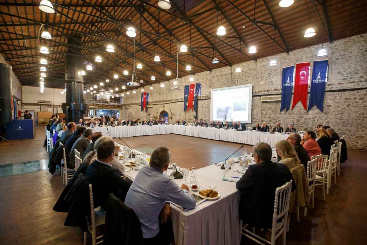 İZMİR'DE DENİZ TAŞKINLARINA İSTİNAT DUVARIYLA ÖNLEM GELİYOR