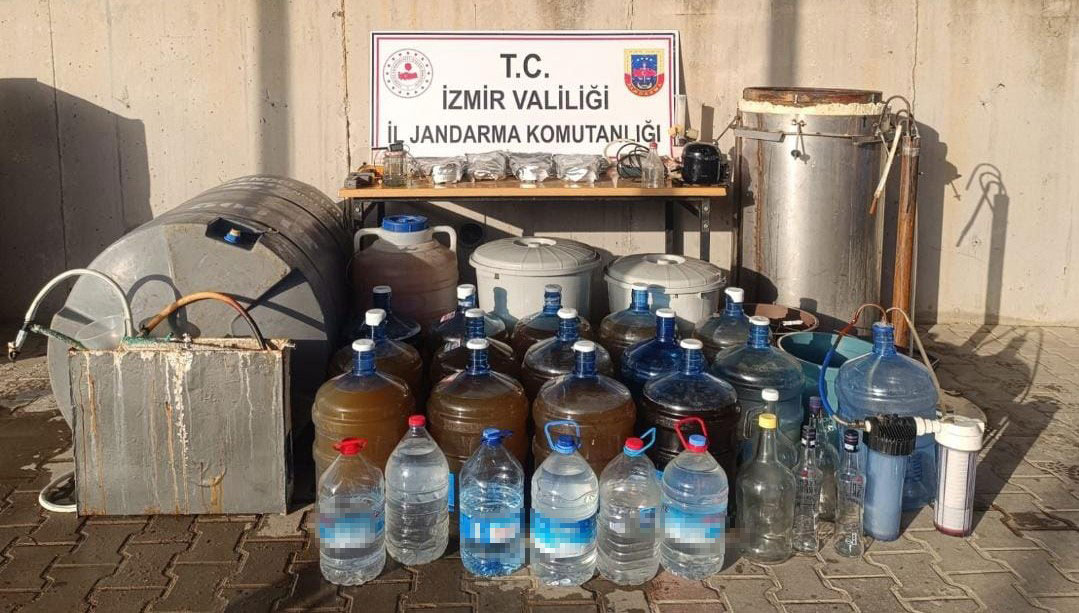 İZMİR'DE JANDARMADAN KAÇAKÇILIK BASKINLARI: 6 GÖZALTI