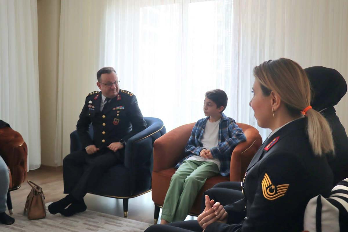 JANDARMADAN ŞEHİT ÇOCUĞUNA SÜRPRİZ DOĞUM GÜNÜ KUTLAMASI  