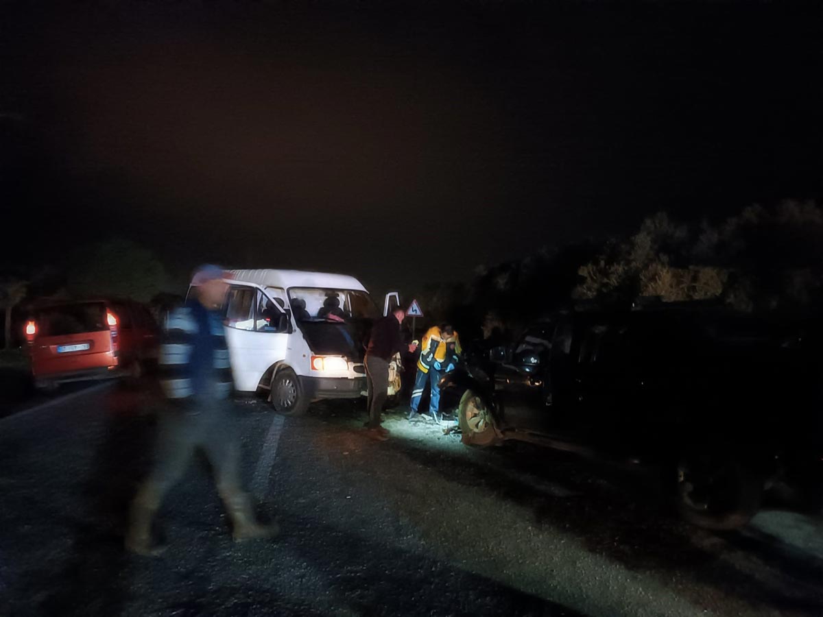 MANİSA’DA İKİ OTOMOBİL KAFA KAFAYA ÇARPIŞTI