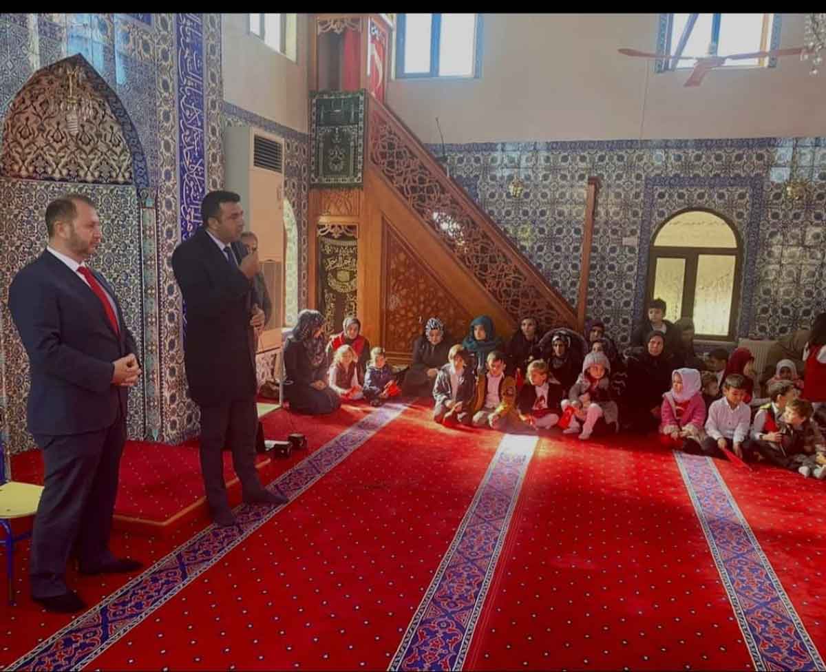 MİNİK YÜREKLER ŞEHİTLERİMİZ İÇİN DUA ETTİ