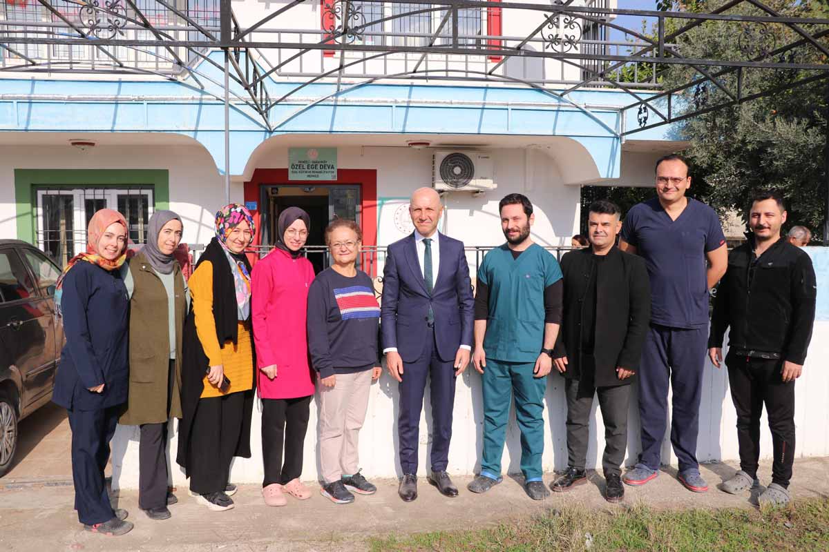 ÖZEL ÇOCUKLARA HEDİYELER DAĞITTI