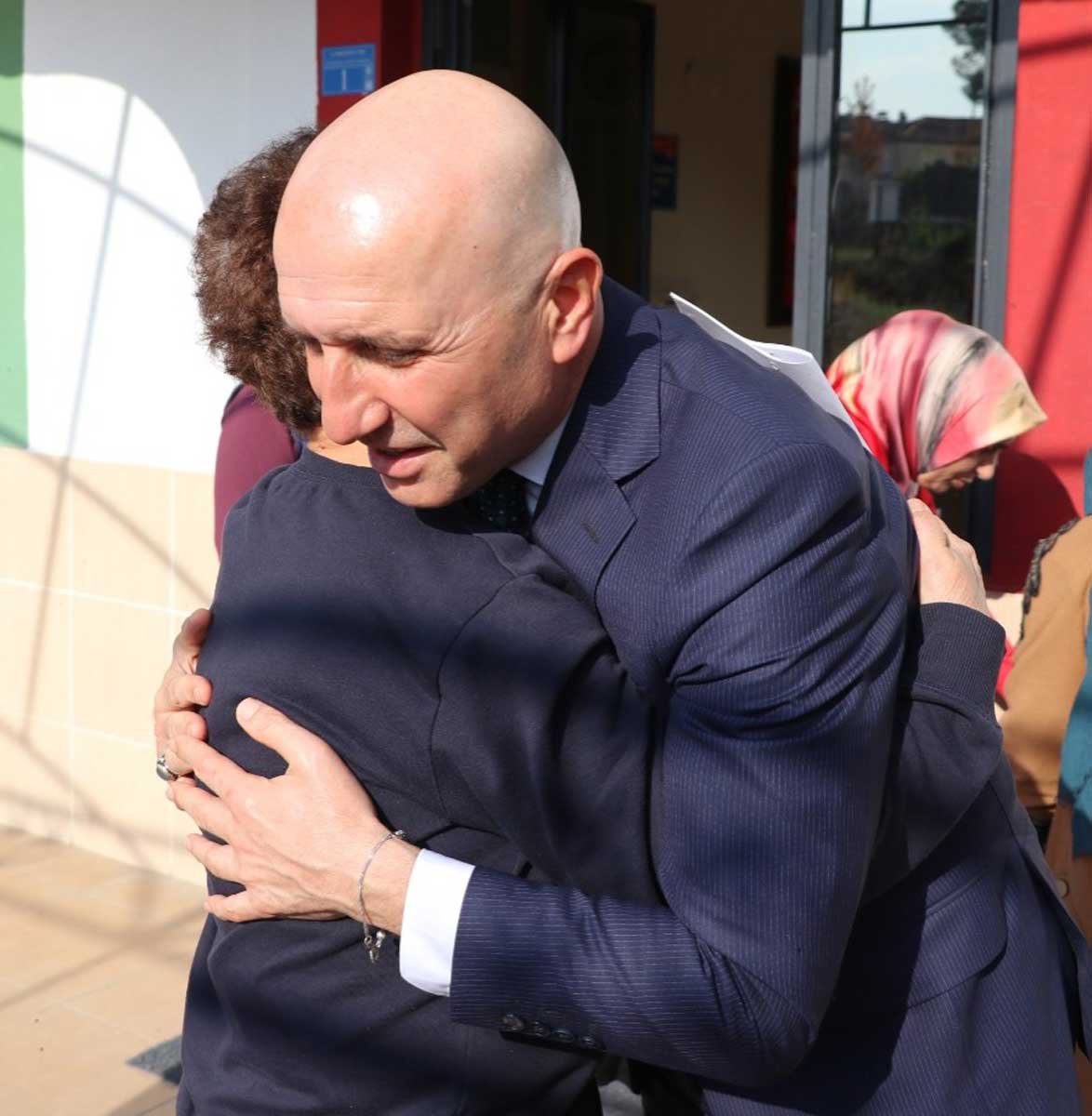 ÖZEL ÇOCUKLARA HEDİYELER DAĞITTI