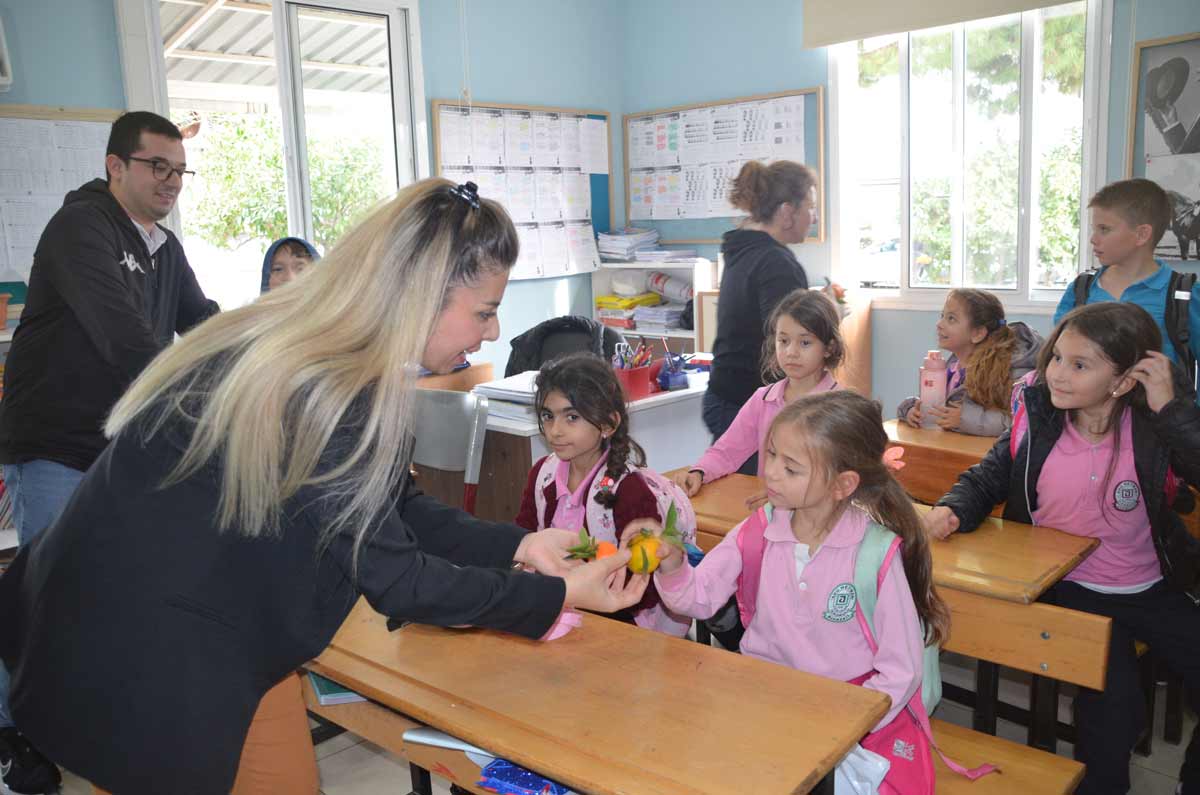 SOKAKTAN TOPLADILAR, ÖĞRENCİLERE DAĞITTILAR