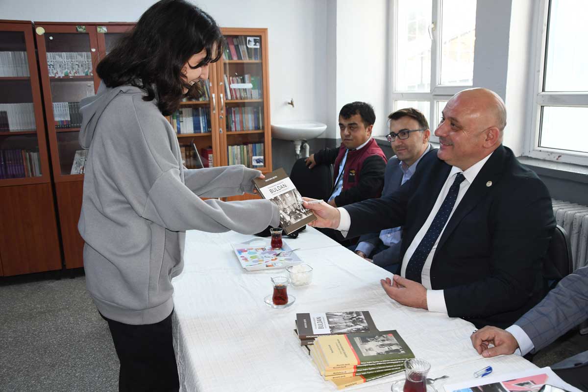 İKİ OKULA KİTAP DESTEĞİ