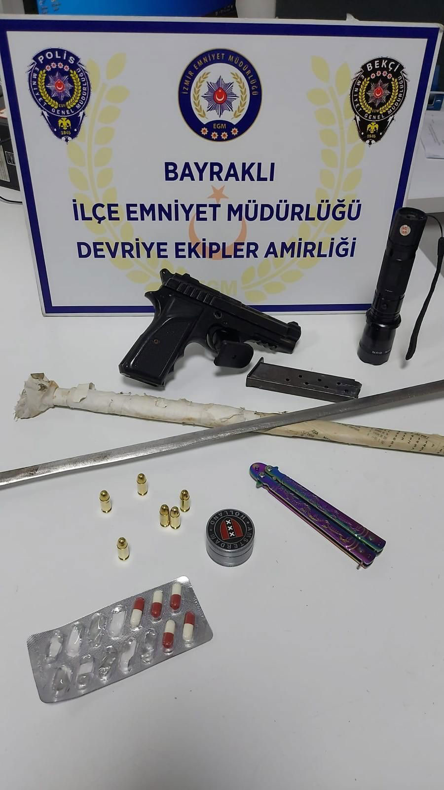 İZMİR'DE BERBERE BASKINDA ELE GEÇİRİLENLER ŞOK ETTİ