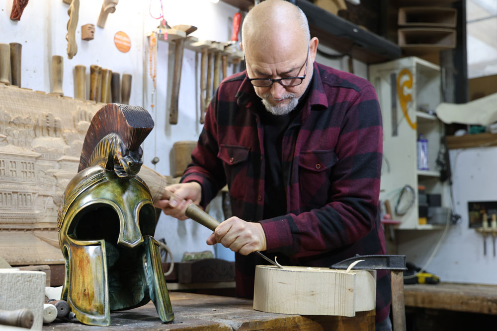 35 METREKARELİK ATÖLYEDE ÜRETTİĞİ AHŞAPLARI AVRUPA’YA SATIYOR