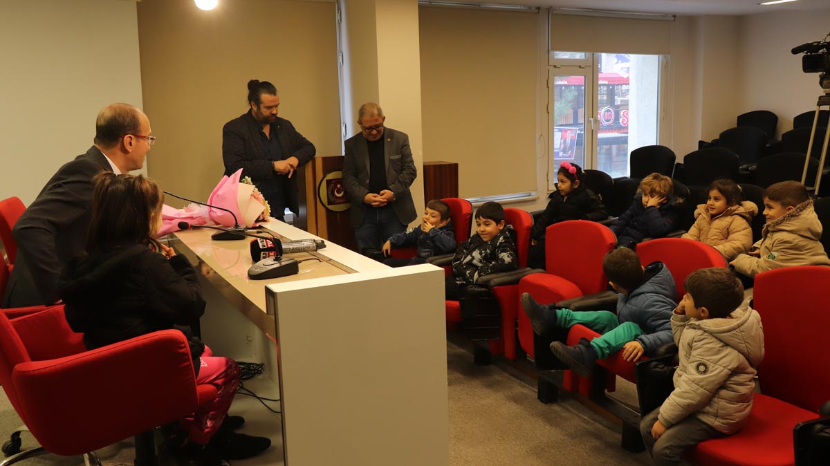 ANAOKULU ÖĞRENCİLERİNDEN GAZETECİLERE SÜRPRİZ